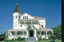 этот фасад не такой гармоничный, да еще и со снеговым мешком на крыше, есть подозрение, но на входе барокко приветствует нас